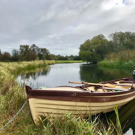 Semesterbostad Castlehamilton And Activity Centre Cavan